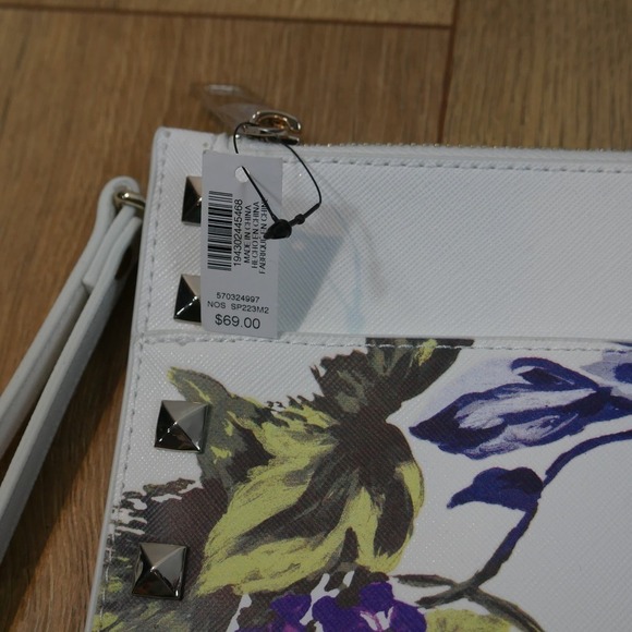 White House Black Market White Hydrangea Studded Floral Wristlet Studded NEW NWT - Picture 4 of 7